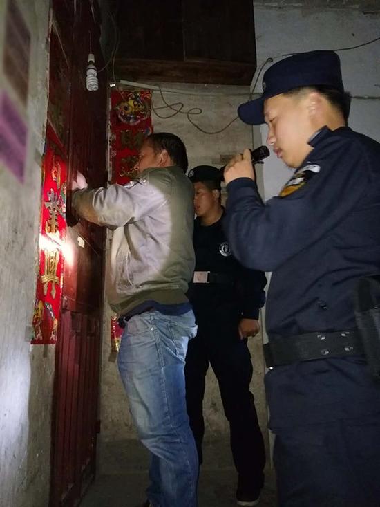 遵义粗心妈妈误将幼女锁家中 民警全城寻开锁师傅开门